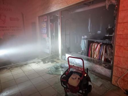 اضرار جسيمة باندلاع حريق بمتجر ملابس في كفرياسيف